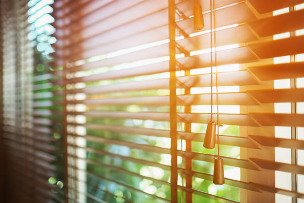 Jalousien als Sonnenschutz für Fenster